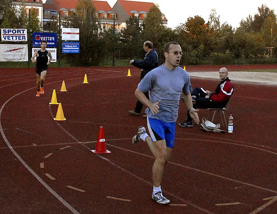Bild: Torsten Stielke mit schnellem Anfangstempo über 5000m