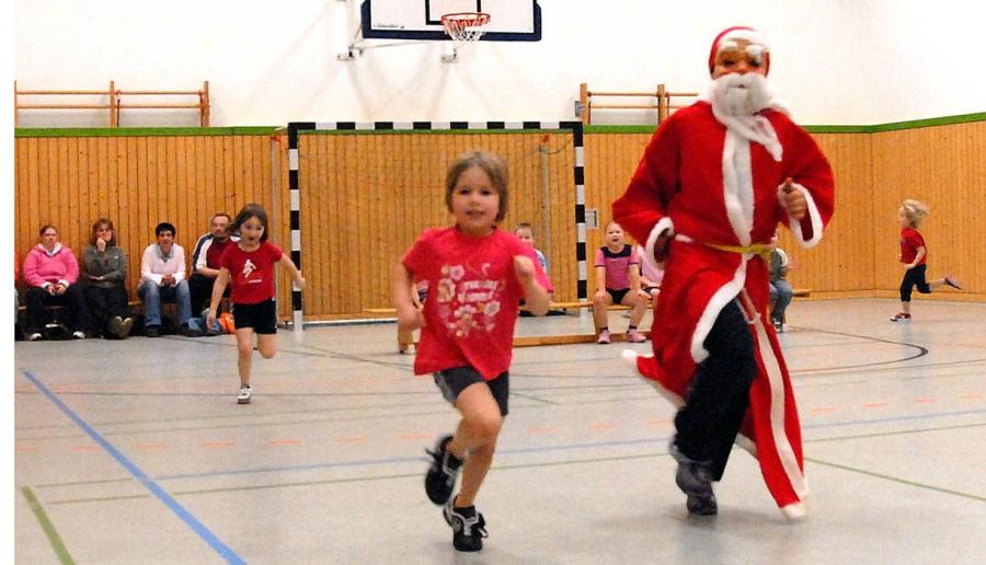 Bild:  Die Jüngsten der Kindergruppe durften mit dem Weihnachtsmann um die Wette rennen
