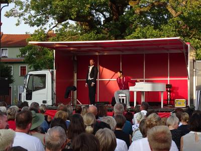 Foto des Albums: ASS DUR: »3. Satz - Scherzo spirituoso« - Teatro mobile der Schöller Festspiele (07.08.2018)