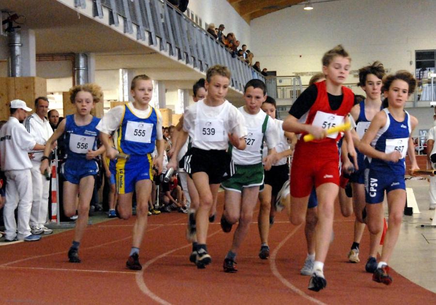 Bild: Max Kühne 555 ist mittendrin in Spitze der M12 - Gold im Hürdensprint