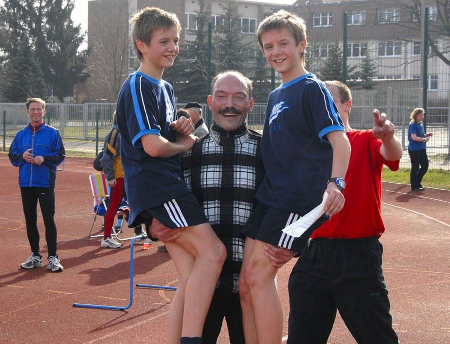Bild: Freude über die ersten 8000m Die Ostritzer Scheffelzwillinge mit Trainer Roland Pietsch