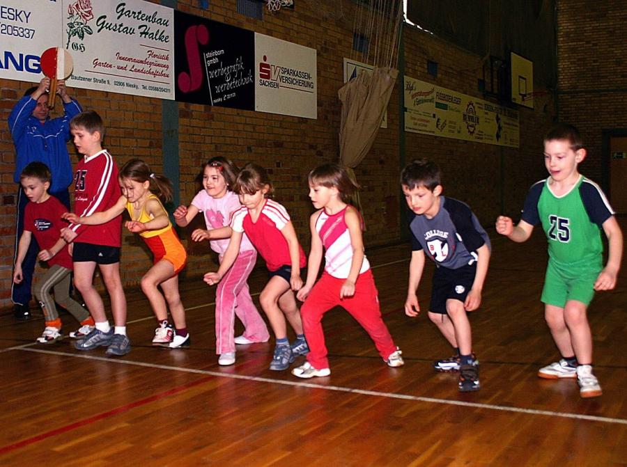 Bild: die Riege der Siebenjährigen beim Start zum 6Rundenlauf