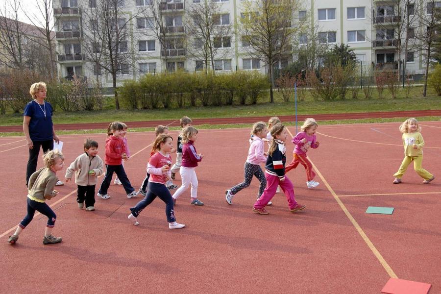 Bild: Erika Hildebrandt mit Sonderprogramm für die -Minis- vom Verein