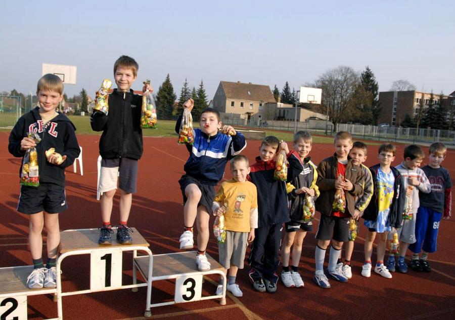 Bild: Vorfreude auf Ostern - die 8-Jährigen Knaben jubeln