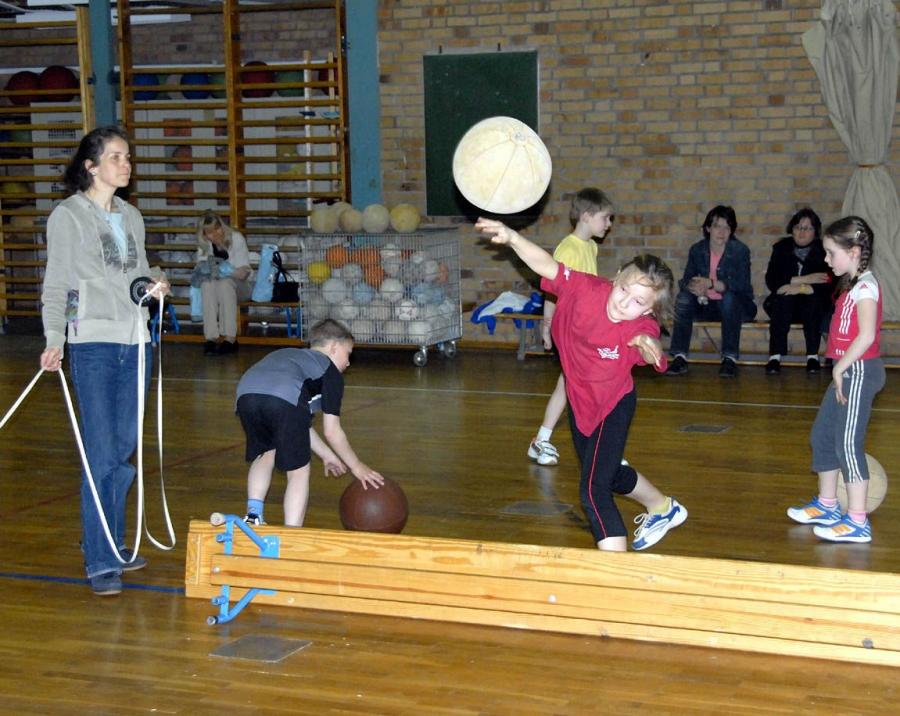 Bild: Medizinballstoß gehört auch zum Wettkampfprogramm.