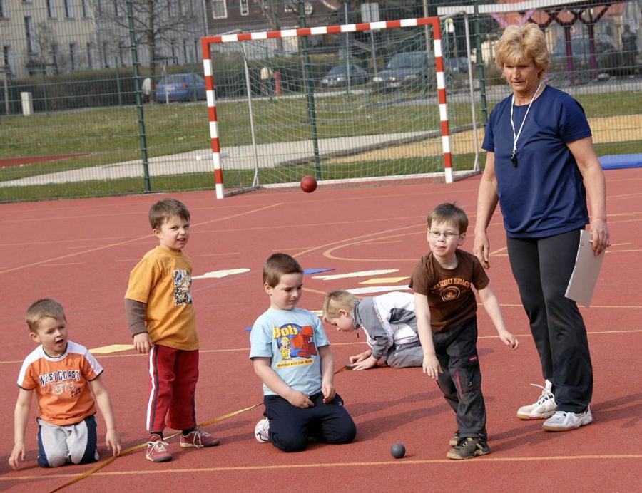 Bild: Erste Wettkampfversuche im Ballwurf vermittelt von Übungsleiterin Erika Hildebrandt