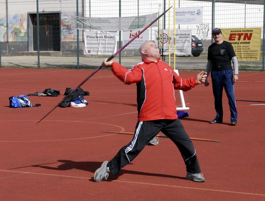 Bild: M65-Athlet Peter Hennig war mit Speerwurfkreisrekord und Dreikampfbestmarke der erfolgreichste Aktive des Tages