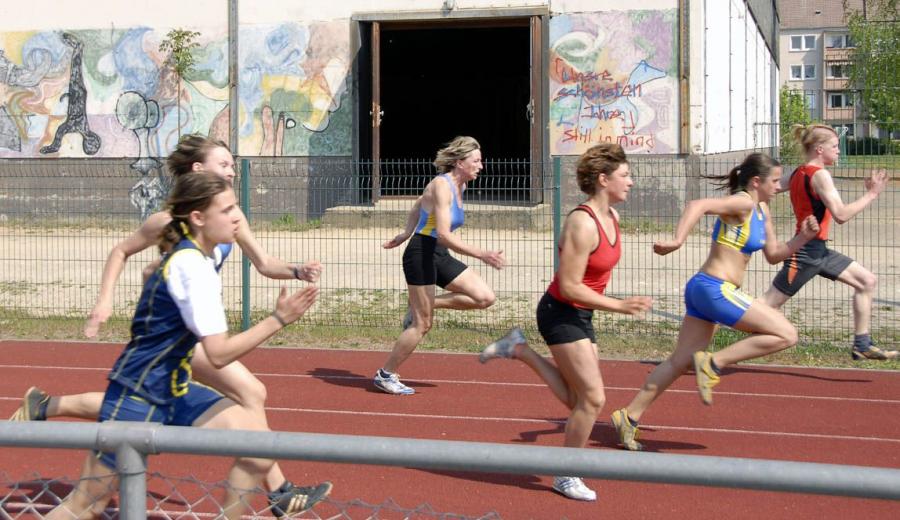 Bild: Die SprinterInnen nutzten die guten Bedingungen über 100 m