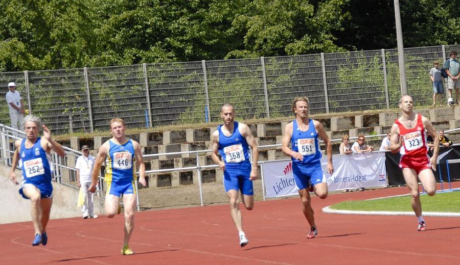 Bild: Jörg Schäfer 2vl in spannender Endphase beim 400mFinale M40