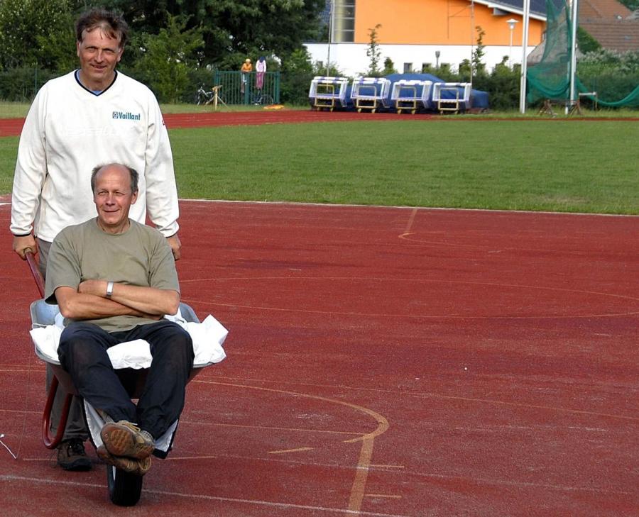 Bild: Zum Schluss - würdiger Abtransport eines rührigen Platzmeisters Hans-Joachim Zech verlässt eine vorbildlich aufgeräumte Wettkampfstätte