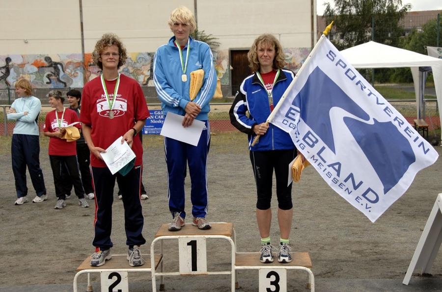 Bild: SE der W40 Titelverteidigerin Silvia Klimpfinger auf oberstem Treppchen