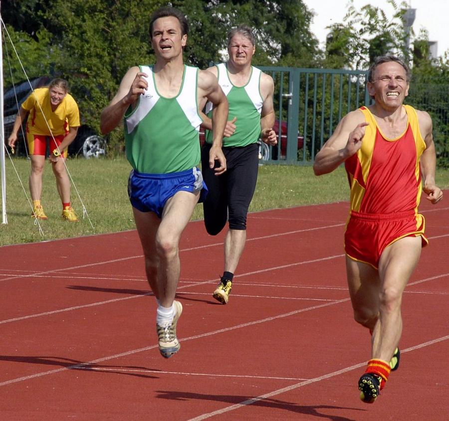 Bild: Titelverteidiger Lutz Herrmann re lag nach dem 400 m Lauf noch aussichtsreich im Rennen Beim Hürdenlauf war dann leider Schluss