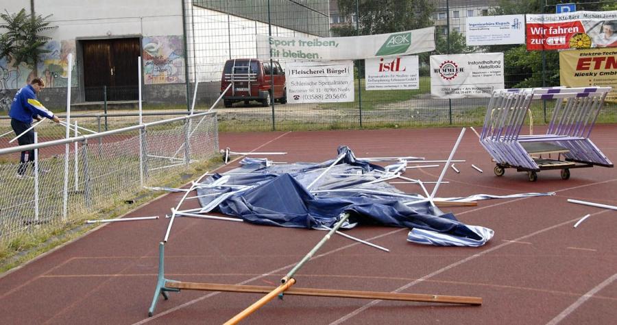 Bild: Auftakt schwere Sturmschäden waren vor Beginn der Wettkämpfe zu beseitigen Die Schramm - Brüder leisten erste Hilfe typisch Feuerwehrleute