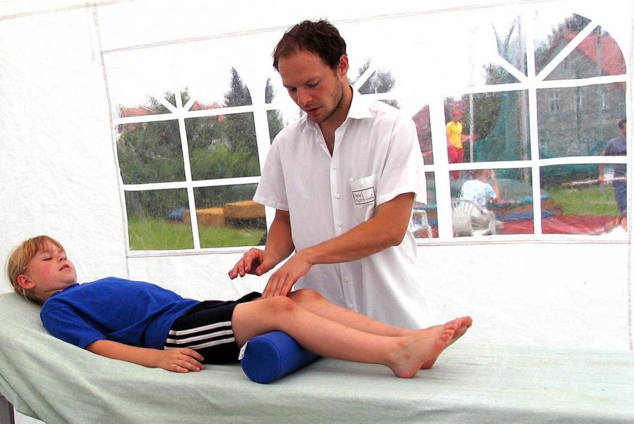 Bild: Physiotherapeuten aus Leipzig im Massagezelt viel Arbeit- Jüngste ZK Lotte Vetter knapp 7 nutzt auch Angebot