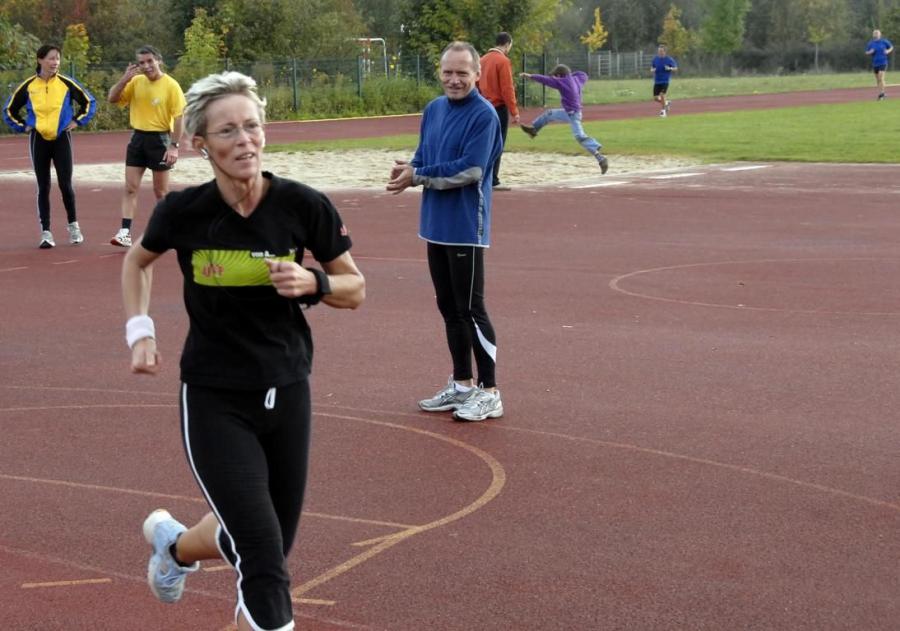 Bild: Neuland- Sabine Kretschmer nach 40 Runden im Ziel Erste Kreismeisterin über 10 000 m und Rekordhalterin der W40