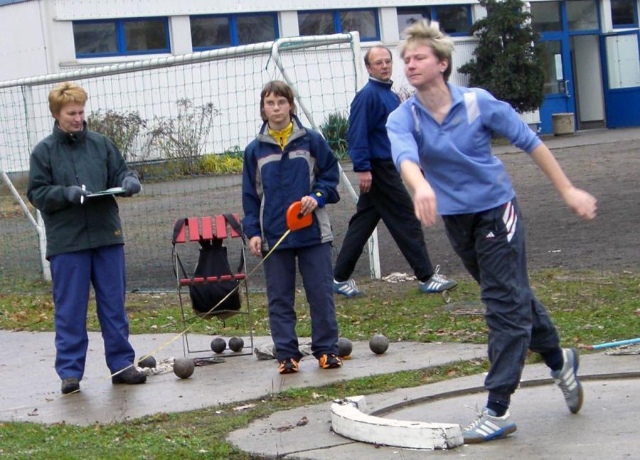Bild: Doreen Kuch ist Juniorenkreismeisterin mit Kugel Diskus Hammer und Speer