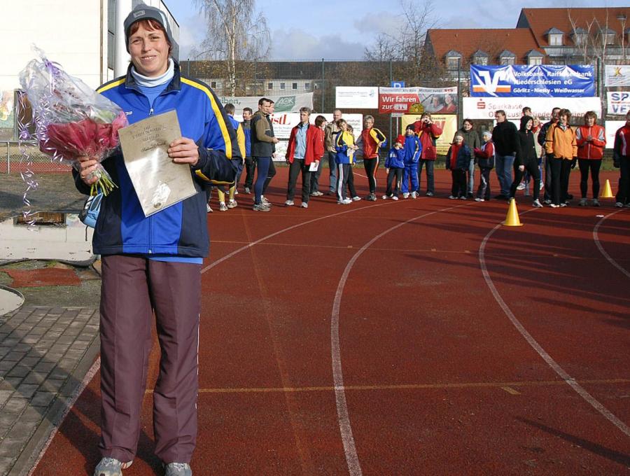 Bild: Vor dem Start Ehrung für beste Läuferin der Region.Weltmeisterin Simone Noack WSW erhielt Ehrennadel des LV Sachsen in Silber