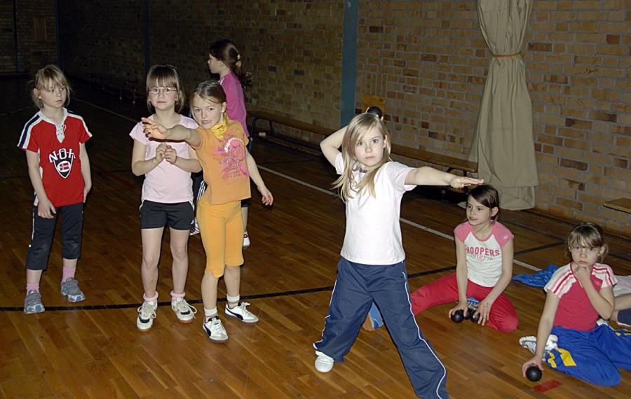 Bild: Ballwurf in der Halle für die Jüngsten