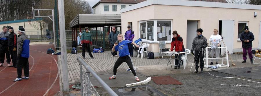 Bild: 22 Aktive gingen an den Start Bei den Damen gehörte W45-Athletin Silvia Schmidt mit einem guten Dreikampf zu den Besten