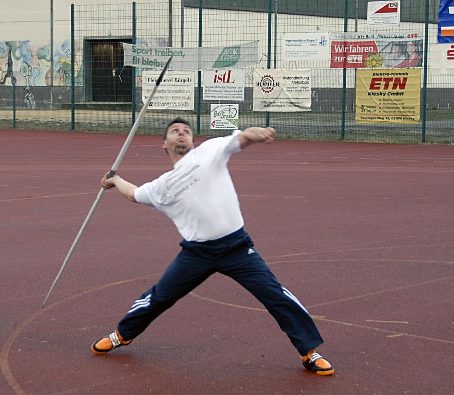 Bild: Tino Eggerth rasant beim Speerwurf