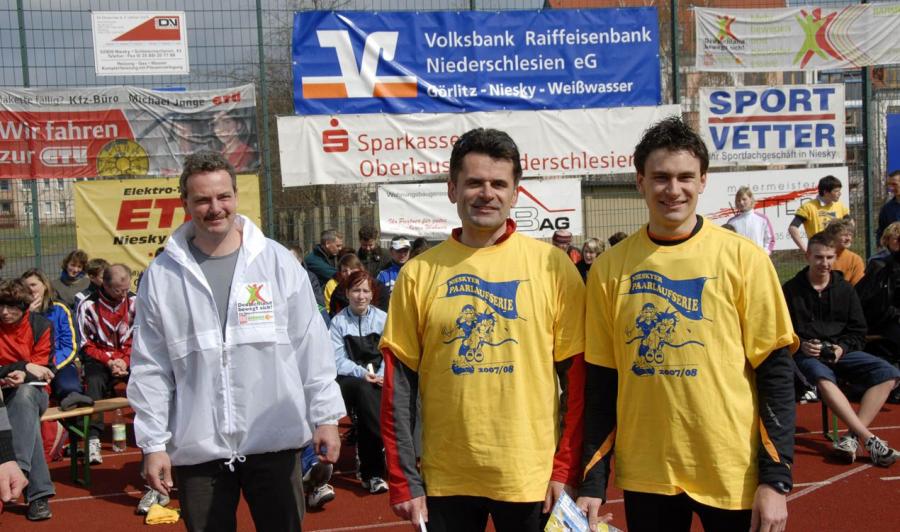 Bild: Mehr als 150 Läufer nahmen die Paarlauf T-Shirts 2007-08 bei der Abschlussveranstaltung in Empfang Vater & Sohn König aus Görlitz mit Herrn Krüger vom Sponsor BARMER