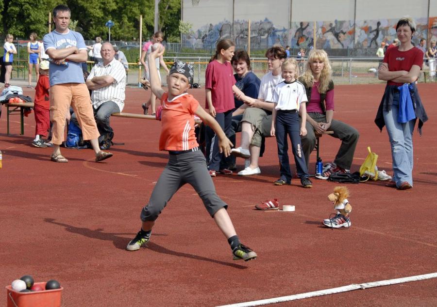 Bild: Ballwurf- gespannt verfolgten auch viele Eltern die Wettkämpfe