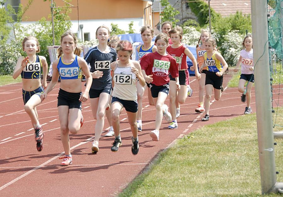 Bild: beherzter Lauf der C-Schülerinnen über 800 m