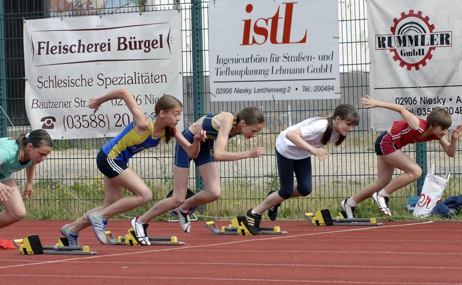 Bild: Gut besetzt waren die Entscheidungen der B-Schülerinnen die hier zum 75 m Sprint starten