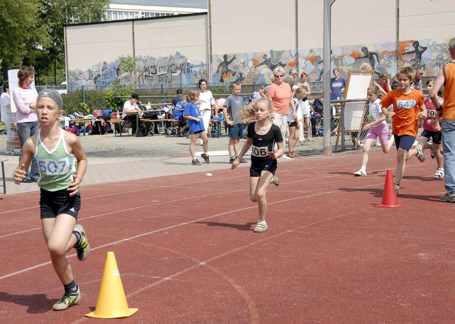 Bild: Tabea Thümmler gewinnt über 800 m der W9