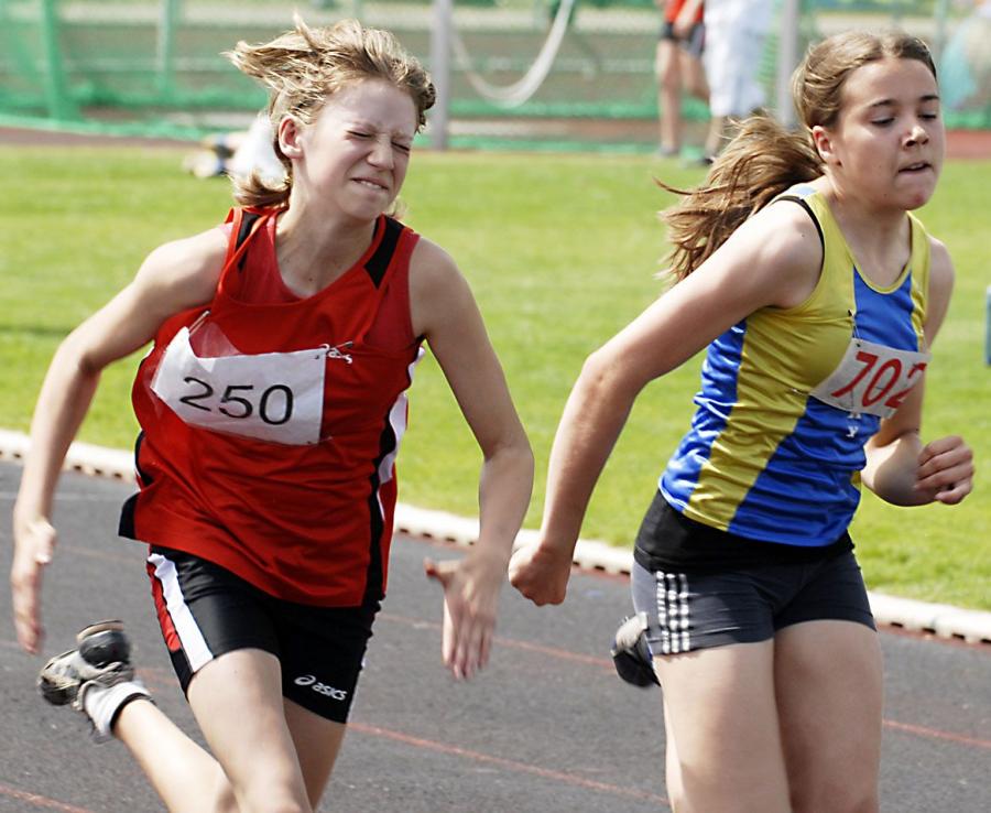 Bild: Überraschungssieg Maria Hartmann gewinnt in der W13 den Hürdenlauf