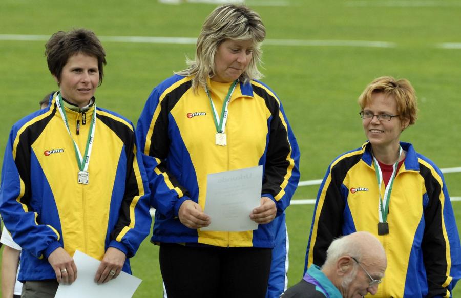 Bild: Bei der Leichtathletik geblieben Cornelia Walter Anke Kalbaß Claudia Lerch sahen sich so auch bei den Kreisspartakiaden in den 80iger Jahren auf dem Siegerpodest