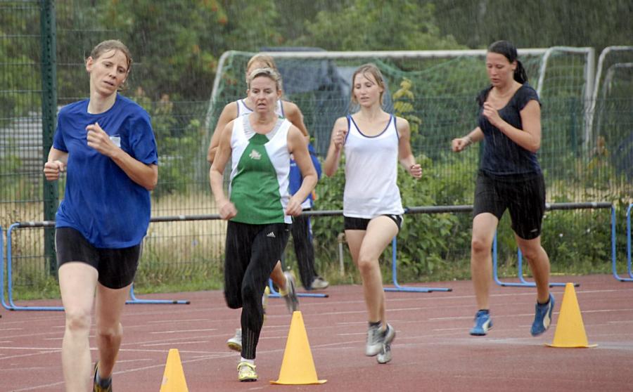 Bild: Am Ende eines anstregenden Zehnkampfes - Seniorinnen der W40 und Frauenklasse laufen im strömenden Regen die 800 m