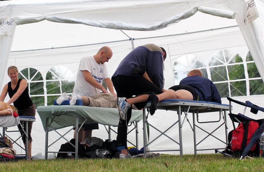 Bild: Service - das Massagezelt der Leipziger Physiotruppe mit Axel Vetter