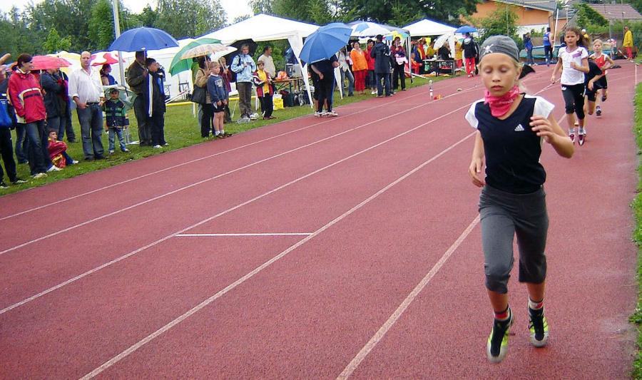 Bild: Elternspalier beim 800 m Lauf der Mädchen D