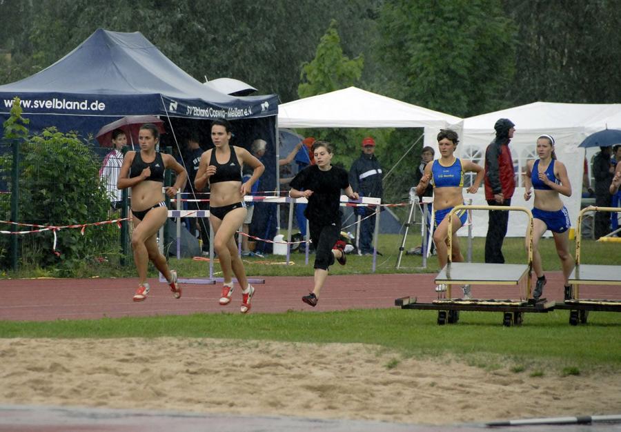 Bild: Weibliche Jugend im Regen über 800 m