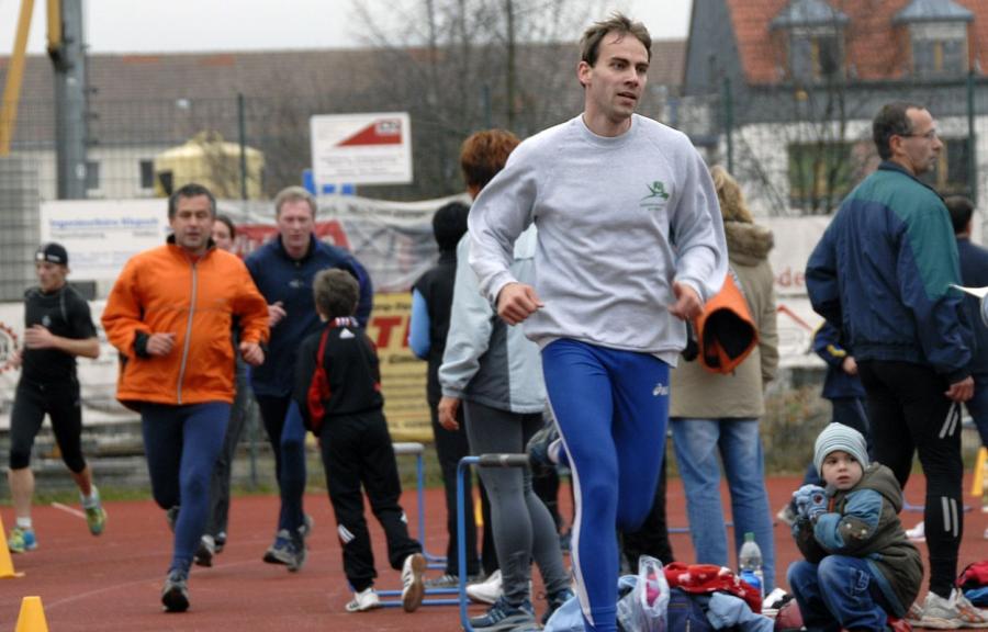 Bild: Prominente Starter- Sachsens zur Zeit bester Zehnkämpfer Matti Herrmann aus Frankenberg nutzte die Veranstaltung zum Tempolauftraining