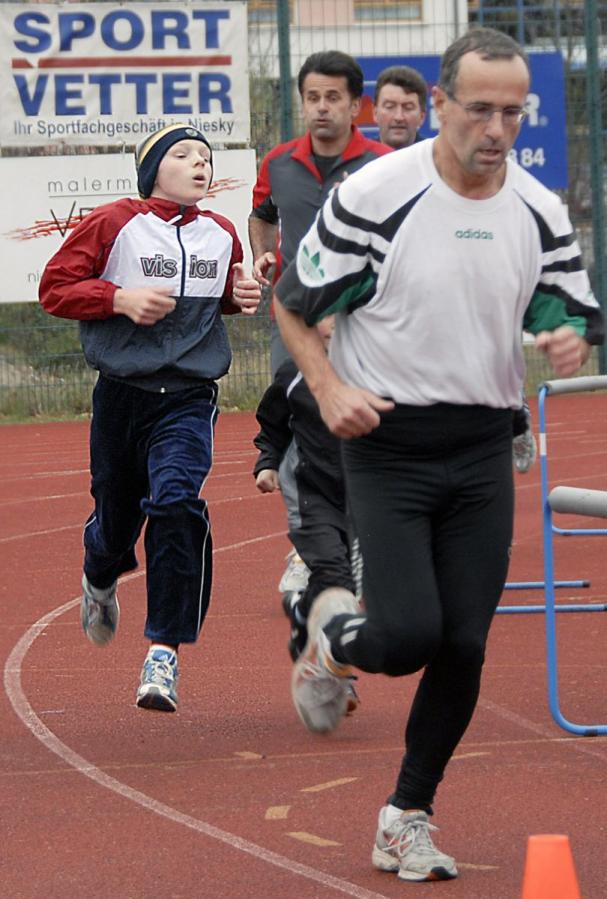 Bild: Rekordlauf 2 Links Sachsenrekordhalter Conrad Kriebisch M10-2000m er erzielte mit Paul Krampe aus WSW neue Bestmarke in der AK bis 20