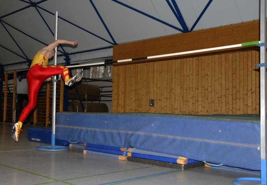 Bild: Sachsens Zehnkampfmeister Matti Herrmann aus Frankenberg zeigte sich auch in der Wälztechnik sicher
