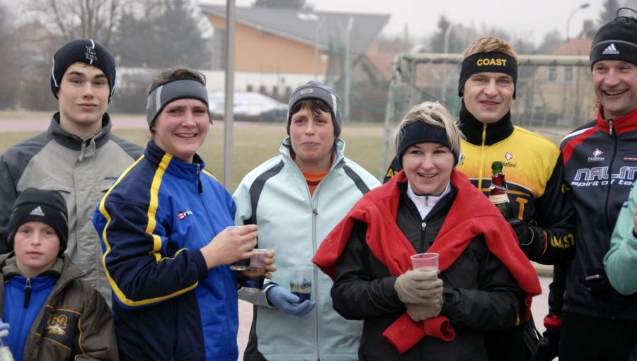 Bild: Zufriedene Gesichter nach dem sportlichen Start in das Sportjahr 2009 - Läufer aus Weißwasser, Görlitz und dem Tria-Team Kodersdorf stoßen an
