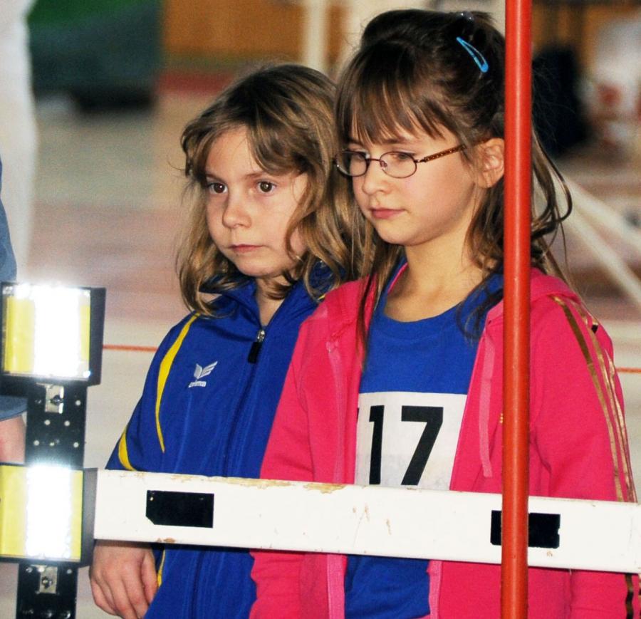 Bild: Unsere jüngsten Starter- Julia Nitsche und Martha Köhler hatten viel zu schauen beim ersten Auftritt in der großen Halle