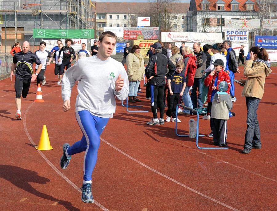 Bild: Start - Matti Herrmann in Startgruppe Aussenbahn sofort in Führung