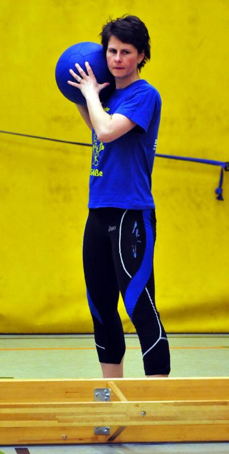 Bild: Abgestimmt - Cornelia Walter mit passendem T-Shirt zur Sportgerät