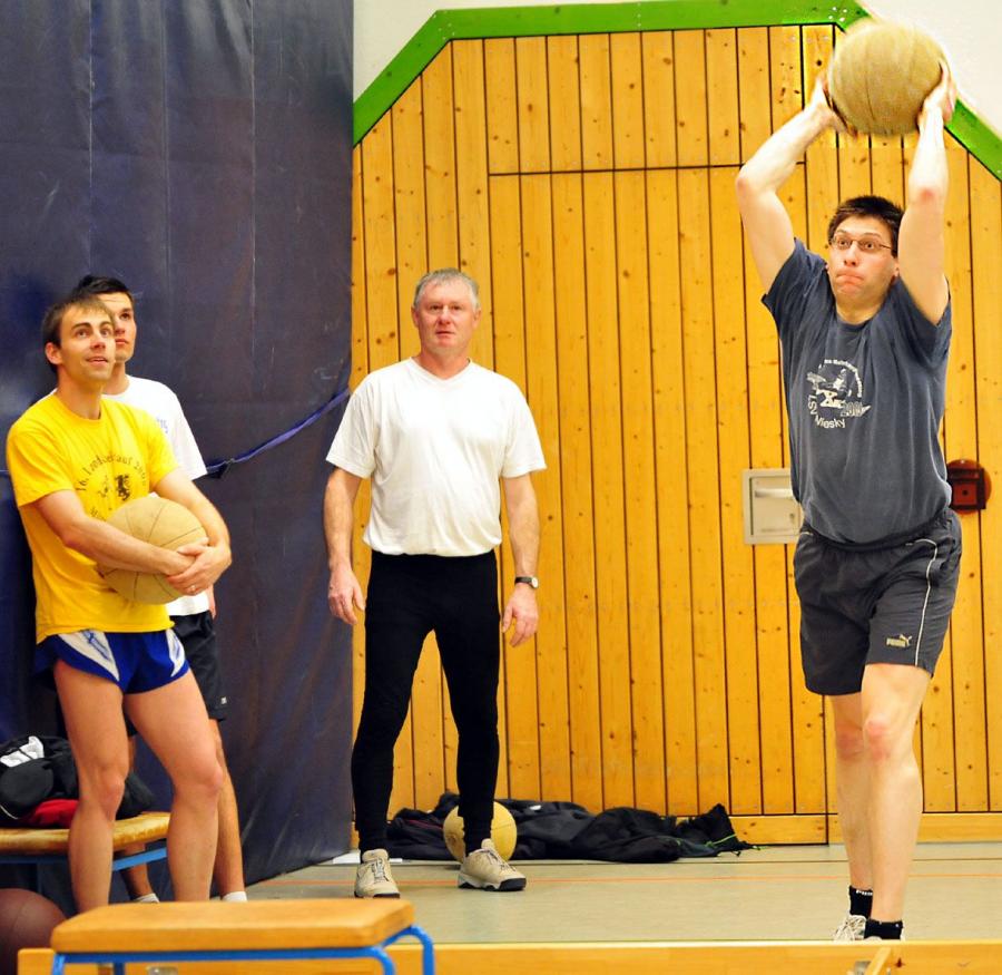 Bild: Eingeschränkt Vierkampfsieger Sebastian Schramm musste im Medizinballwurf die Wurfhöhe einschränken
