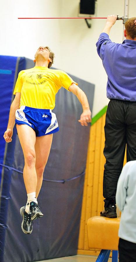 Bild: Knapp verfehlt - Matti Herrman aus Frankenberg versuchte den Treibhöherekord von 101 cm