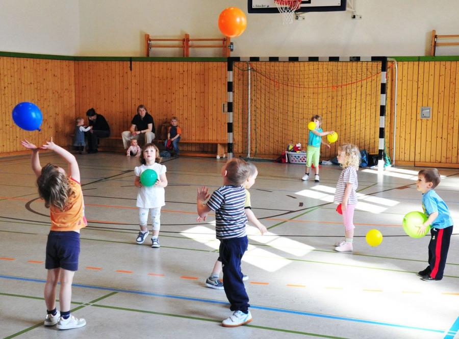 Bild: Die jüngsten Sportler durften unter Leitung von Frau Hildebrandt mit bunten luftigen Ostereiern spielen