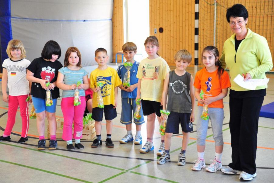 Bild: Warten auf Ostern wird verkürzt- alle Kinder der Schülertrainingsgruppen nahmen nach den Wurfwettbewerben eine bunte Ostermischung mit nach Hause