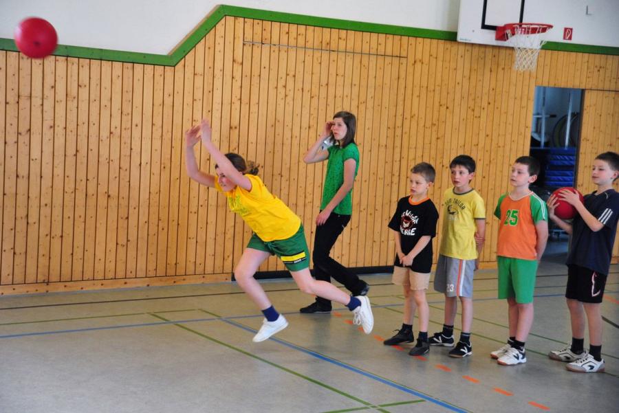Bild: Medizinballwurf vorwärts durch die Beine - auch ein Talentetest