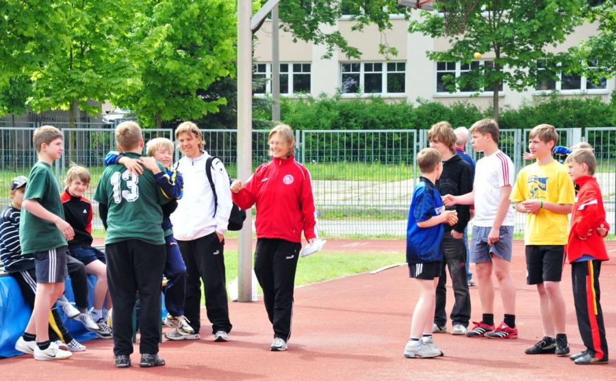 Bild: Die Schüler vom Landau Gymnasium hatten häufig Grund zum Jubeln Hier mit Sportlehrerin Steffi Wagner Vier Siege gingen an die Schüler aus Weißwasser