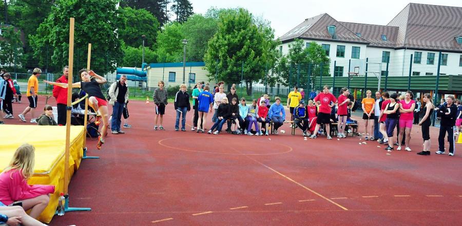 Bild: Schüler und Sportlehrer waren gleichermaßen interessierte Beobachter bei allen Wettbewerben wie hier beim Hochsprung