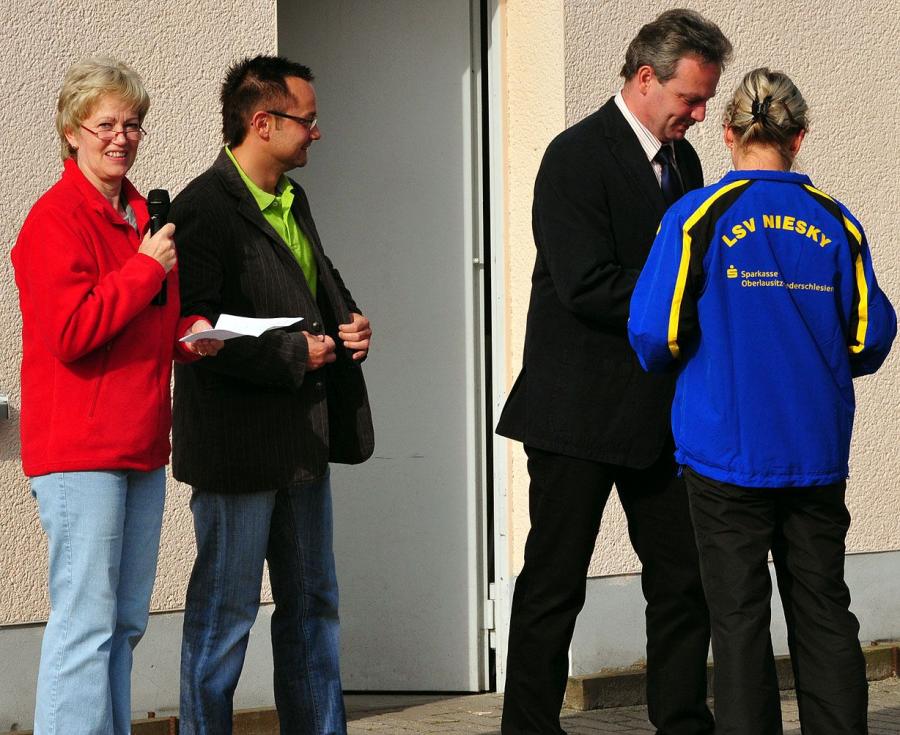 Bild: Der LSV Niesky wird durch Herrn Krüger -Barmer- sowie Frau Zachmann und Herrn Weber -Kreissportbund im Sportabzeichenwettbewerb geehrt